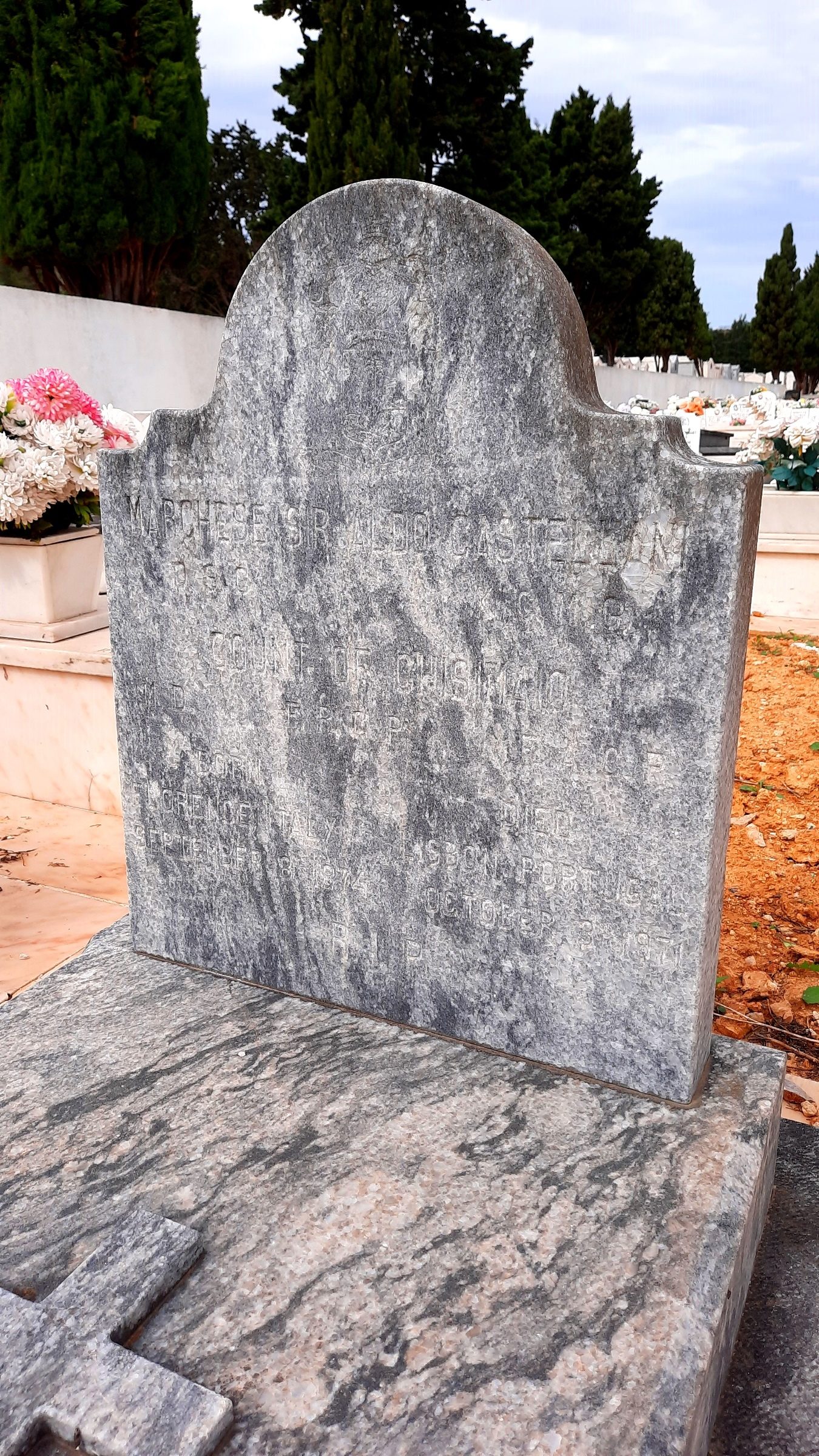 Aldo Castellani's tomb, Cemiterio da Guia, Cascais - 05.jpg